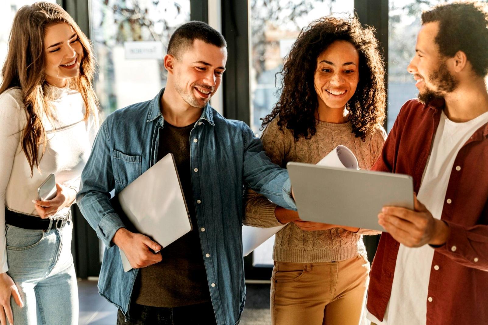 Suasana pembelajaran pemodelan keuangan dengan diskusi kelompok kecil