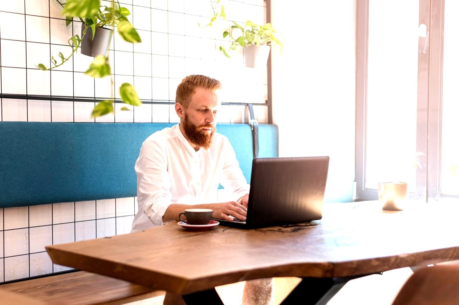 Tim bisnis menganalisis hasil pemodelan skenario keuangan